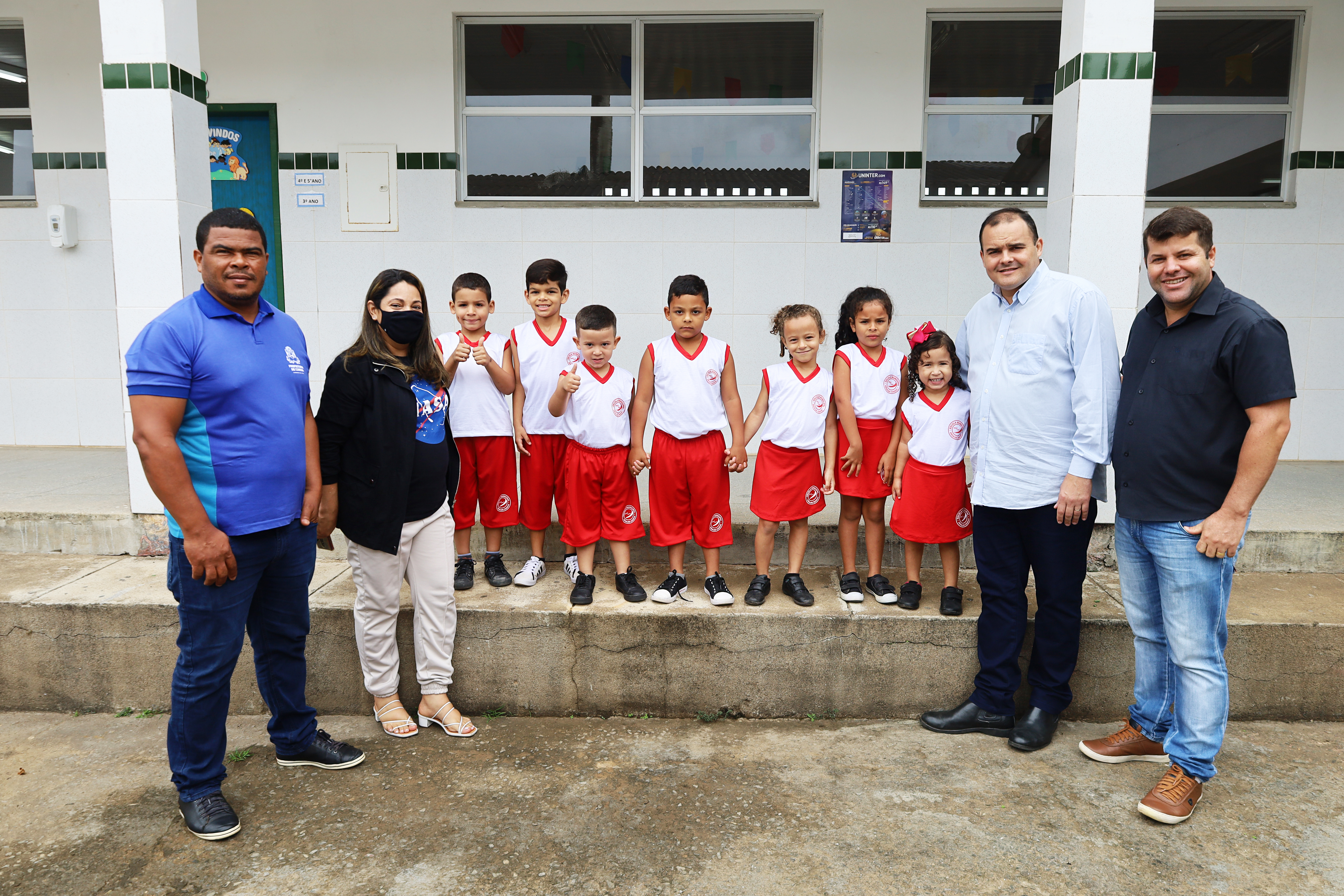 Prefeitura de Carira realiza entrega dos uniformes escolares da Rede Municipal de Ensino