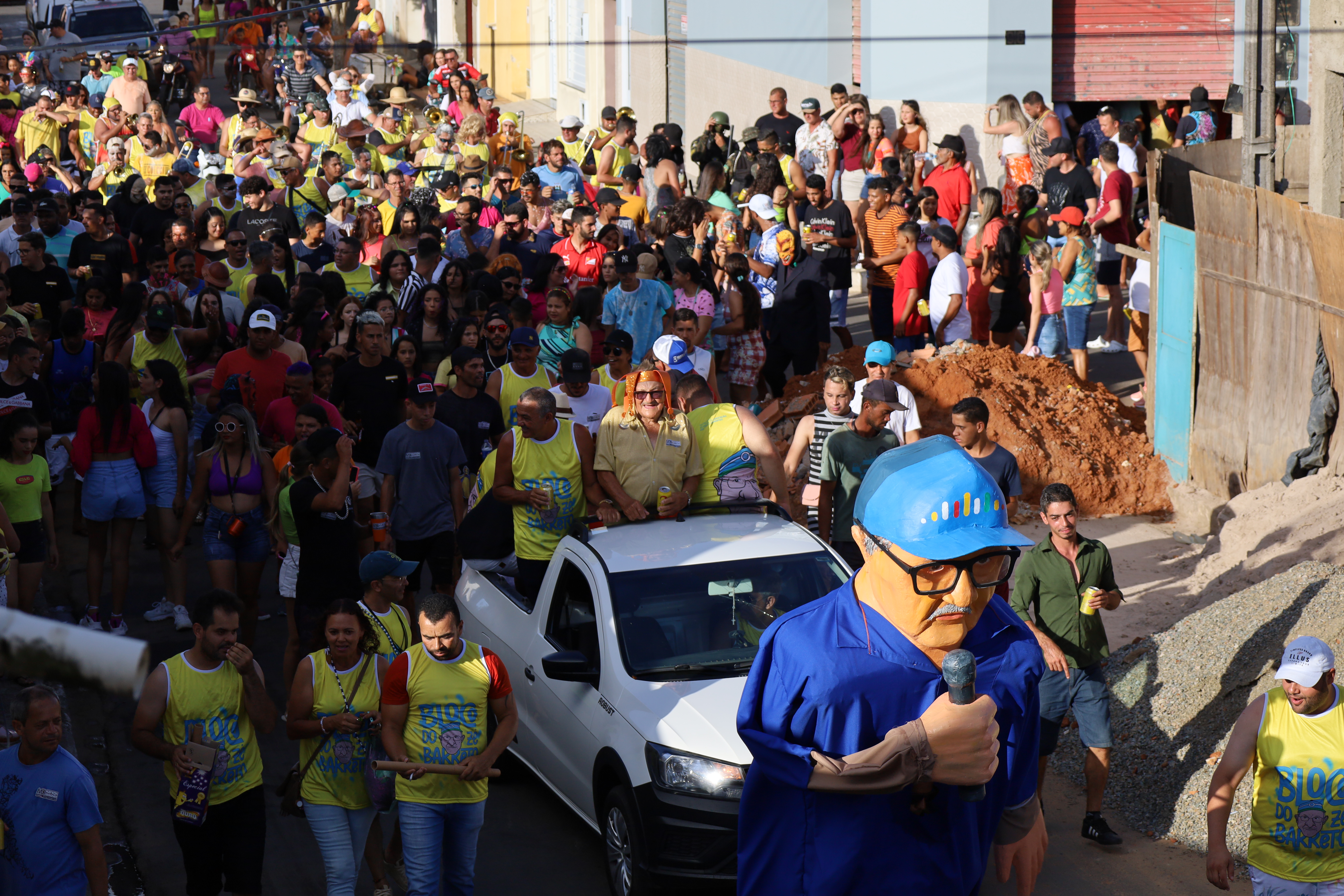 Prefeitura de Carira celebra o carnaval com a primeira edição do Bloco do Zé Barreto