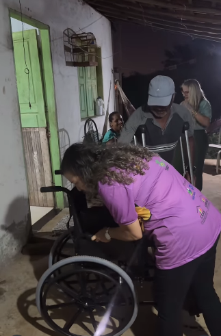 ENTREGA DE UMA CADEIRA DE RODAS !!!
