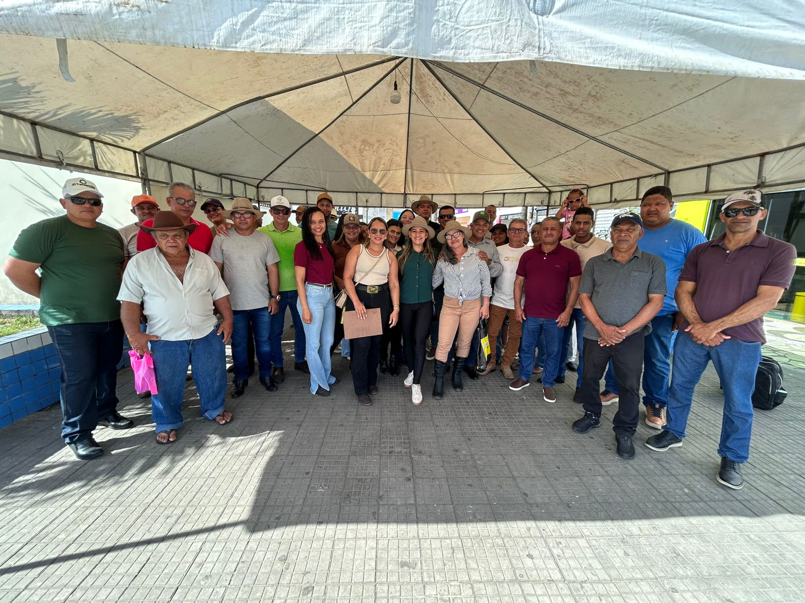 Secretária Municipal de Agricultura de Umbaúba participa do SEALBA SHOW 2026 com caravana de produtores