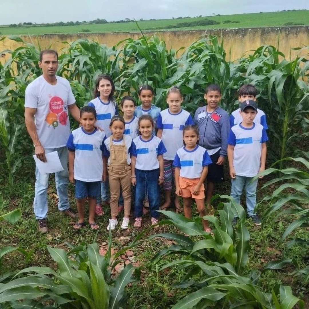 Professor ministra aula sobre preparo do solo e plantio de legumes e frutas