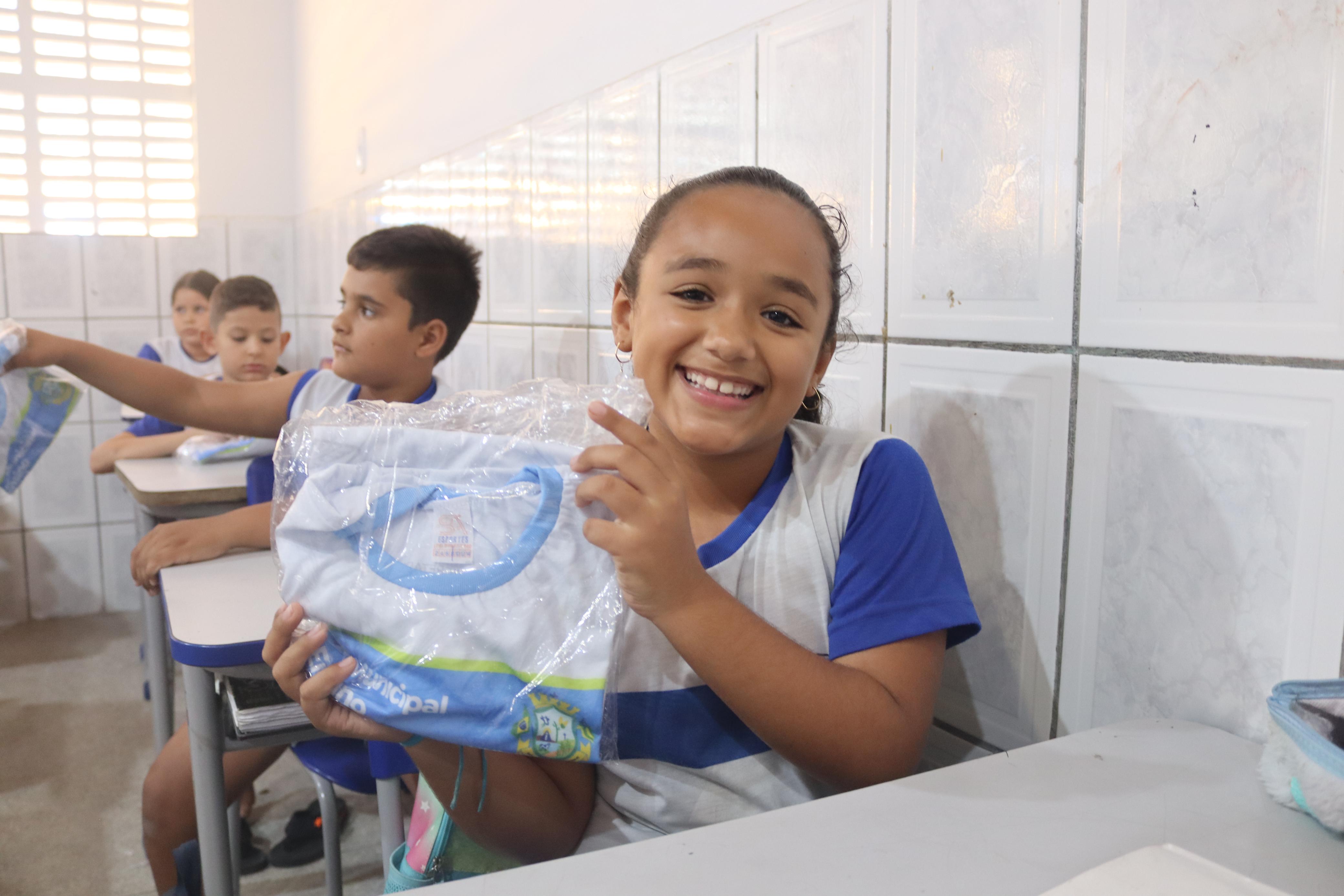 Entrega de fardas escolares aos alunos da rede municipal