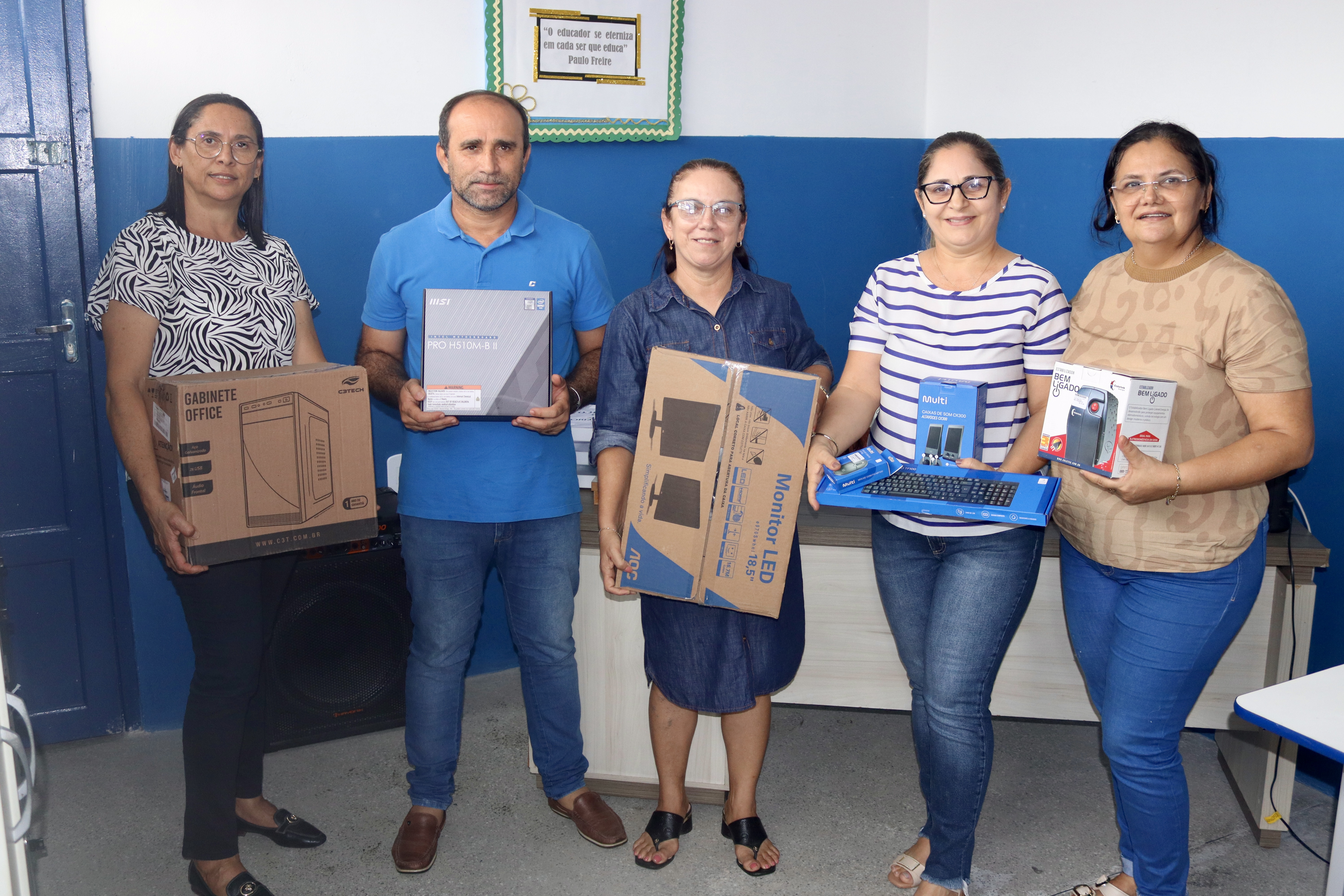 Entrega de Computadores as escolas para facilitar o uso do diário eletrônico.