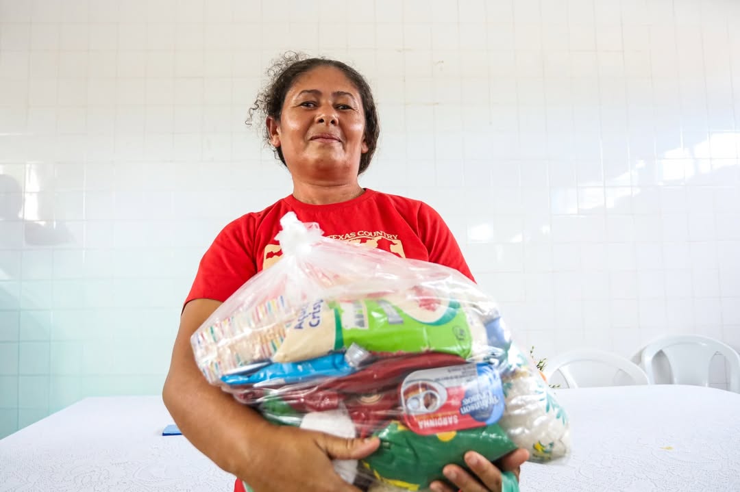 60 famílias receberam cestas básicas em ação do município