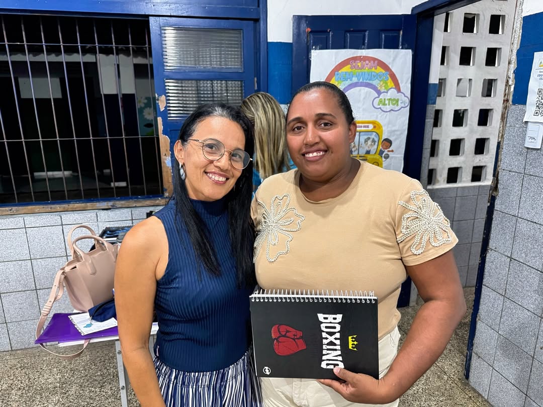 KITS ESCOLARES NA MÃO E SONHOS RENOVADOS NA EJA