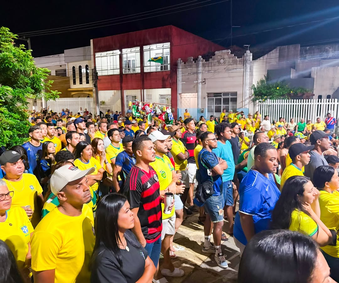 Futebol e cultura: telão atrai torcida para a Praça Hermes Fontes em noite de Copa do Mundo
