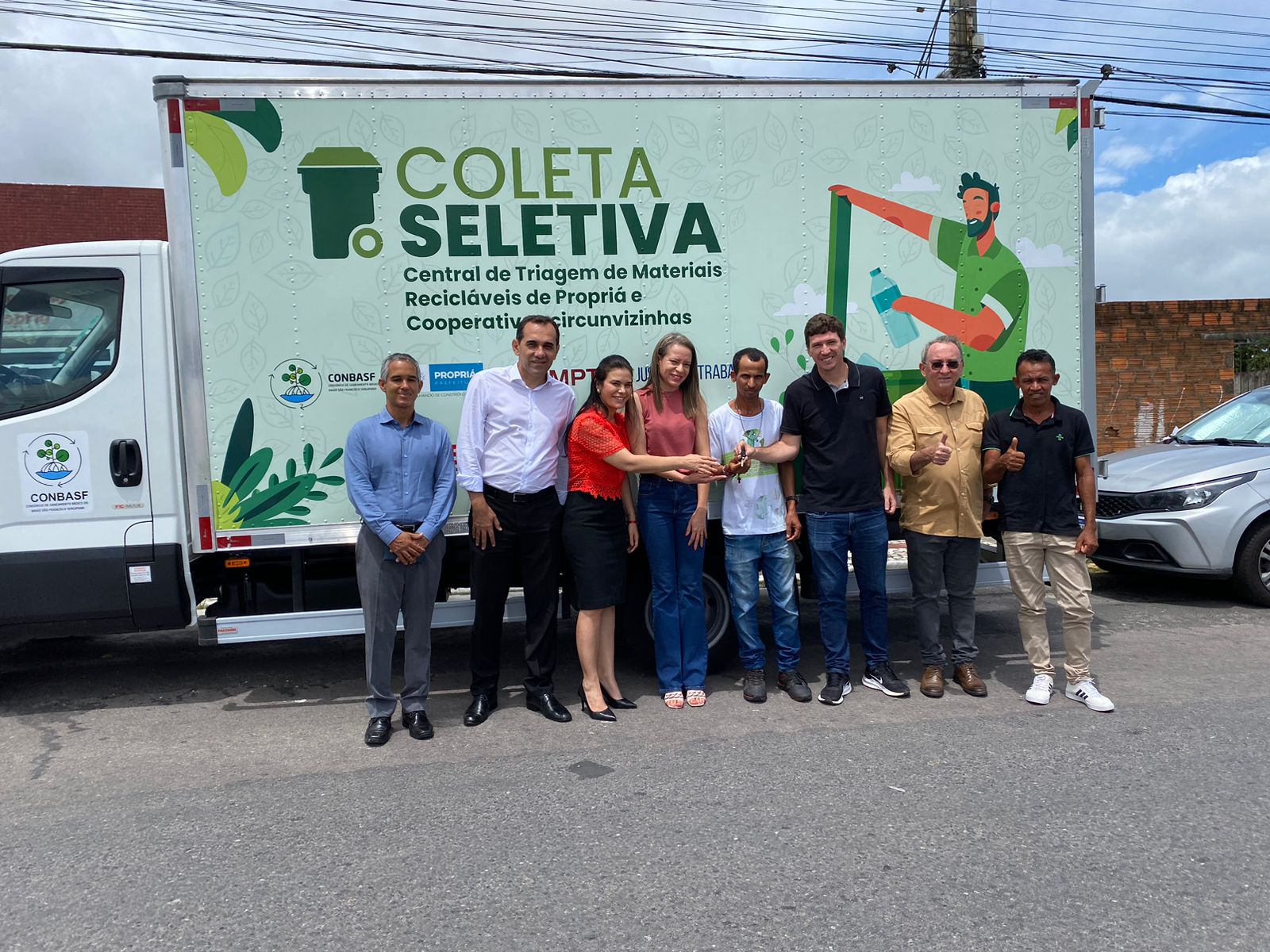 CONBASF, em parceria com órgãos públicos, entrega caminhão para auxiliar trabalhos de catadores