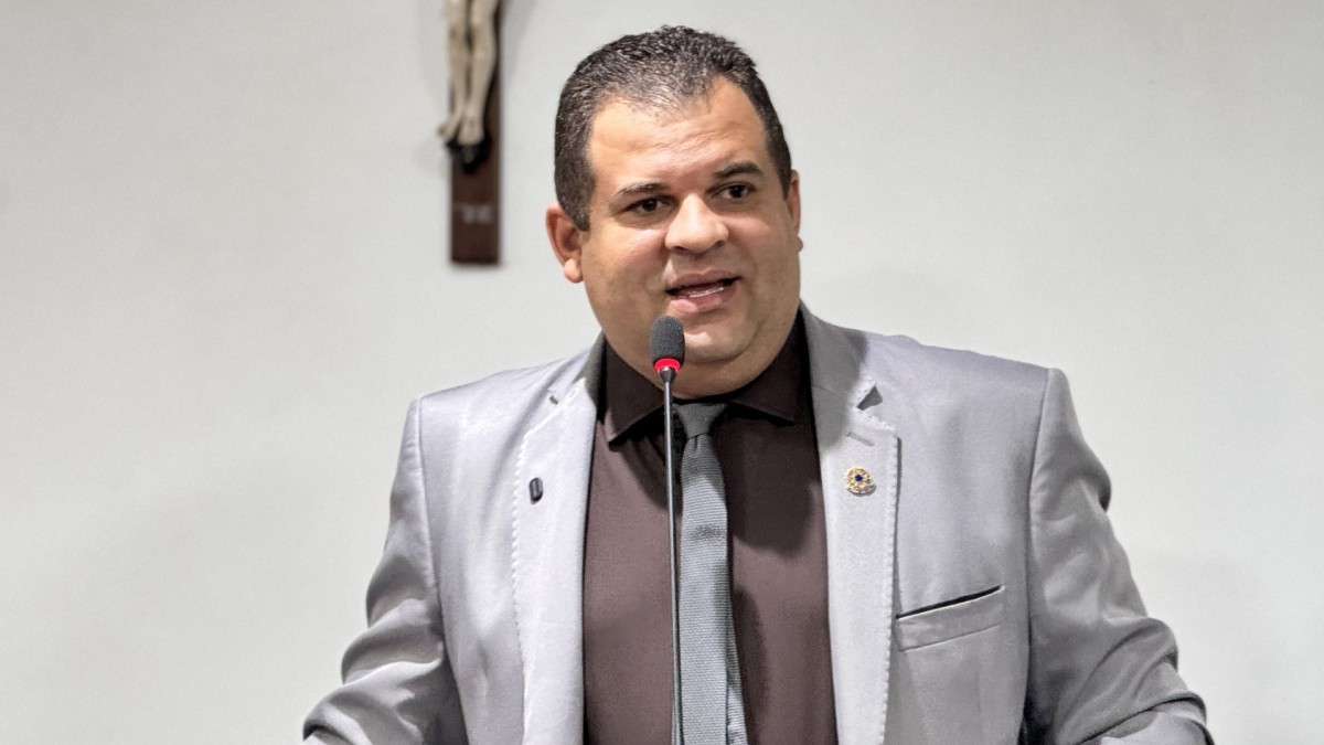VEREADOR JOÃO BARBOSA COBRA RESPOSTA SOBRE REDUTORES DE VELOCIDADE E REFORMA DE CENTRO EDUCACIONAL