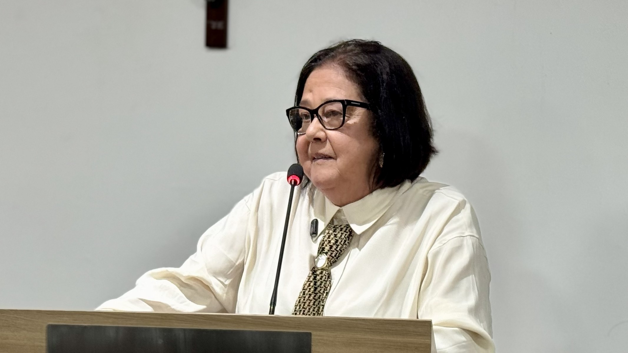 Vereadora Nonó Fonseca emociona plenário ao retornar à Câmara após recuperação de infarto