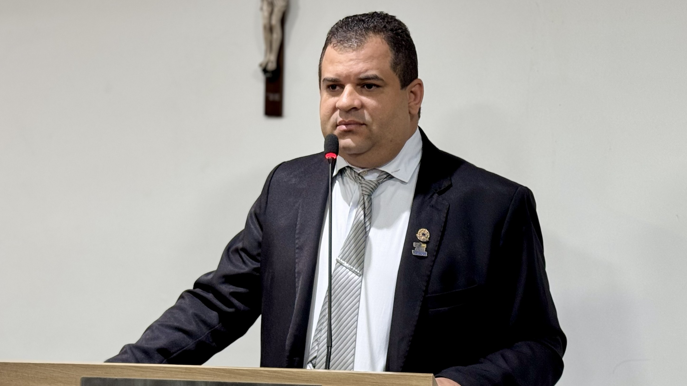 Vereador João Barbosa cobra quebra-molas e reforma do Espaço Multieventos