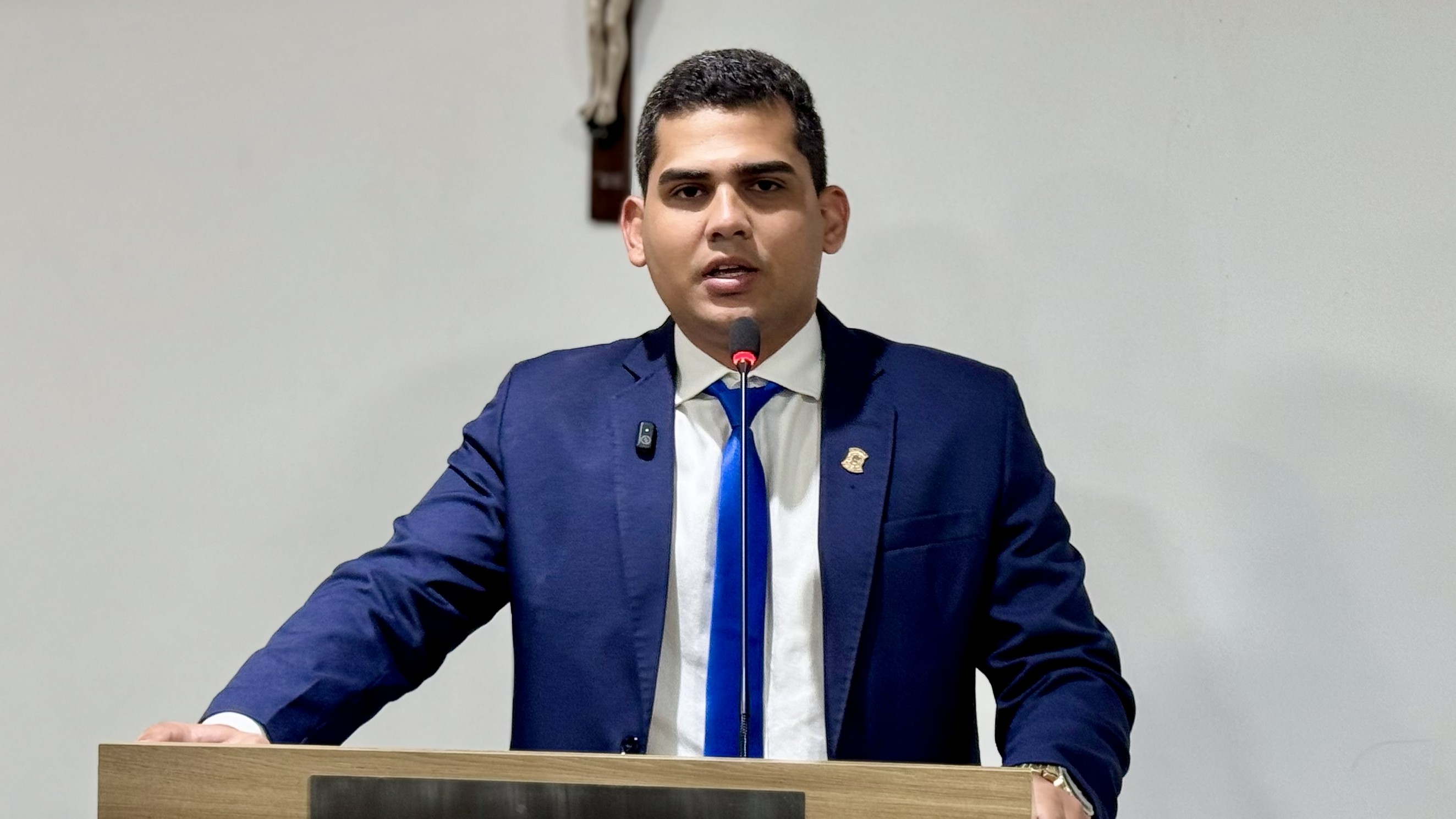 Vereador Vitor Maciel defende uso de prédios abandonados e destaca emenda para a saúde