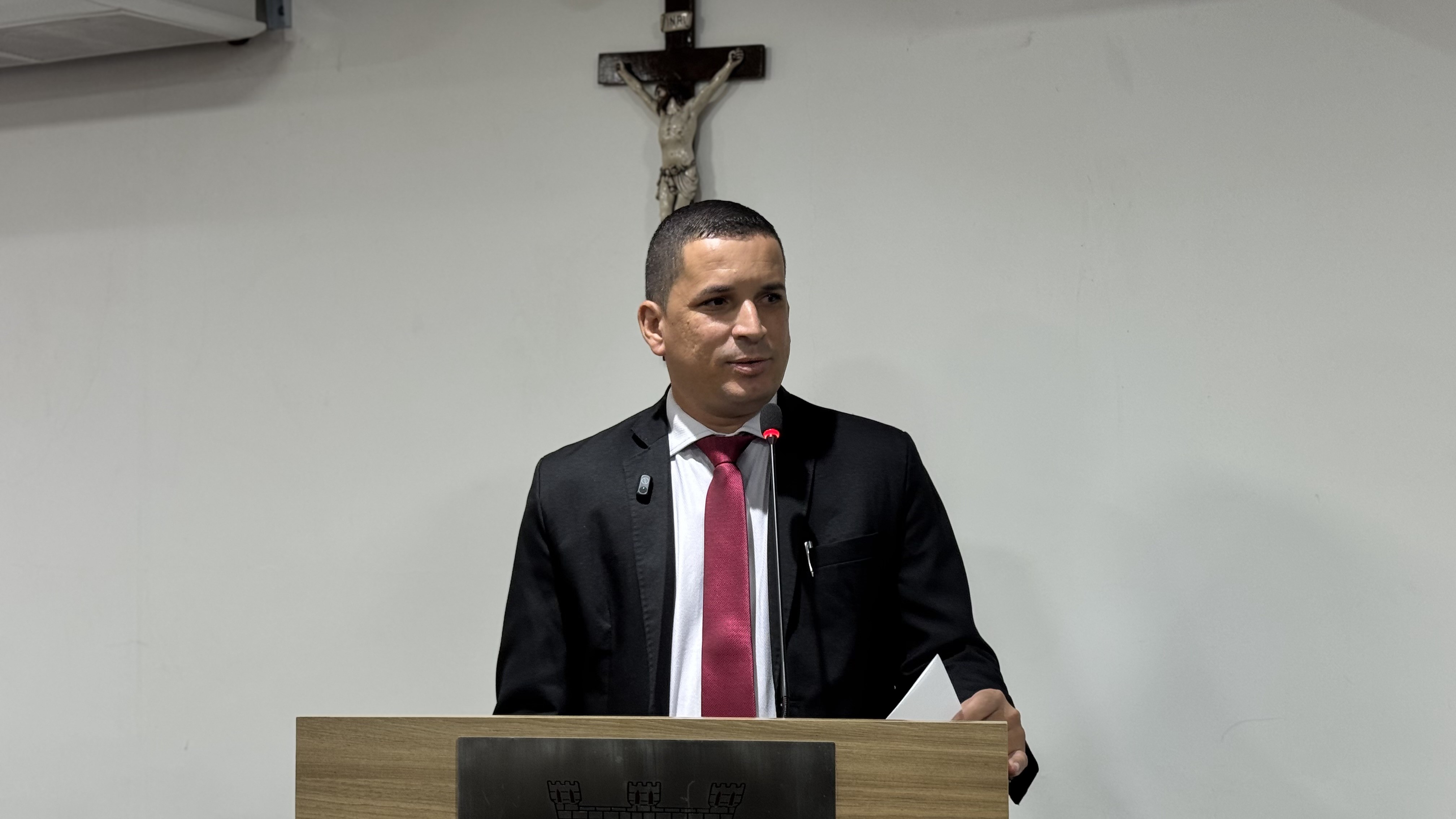 Vereador Paulinho de Cabeça Dantas cobra entrega da quadra sintética e critica lentidão em obras do Parque Citrícola