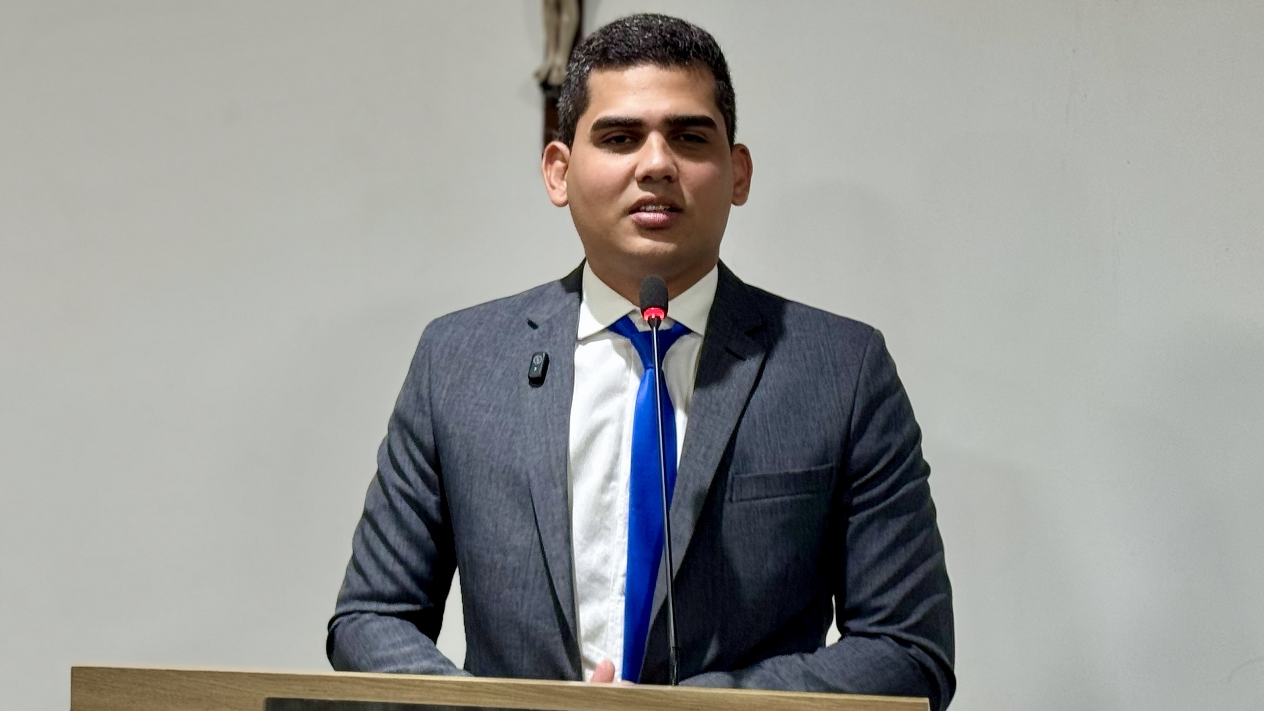 Vereador Vitor Maciel cobra respostas sobre obras e licitações