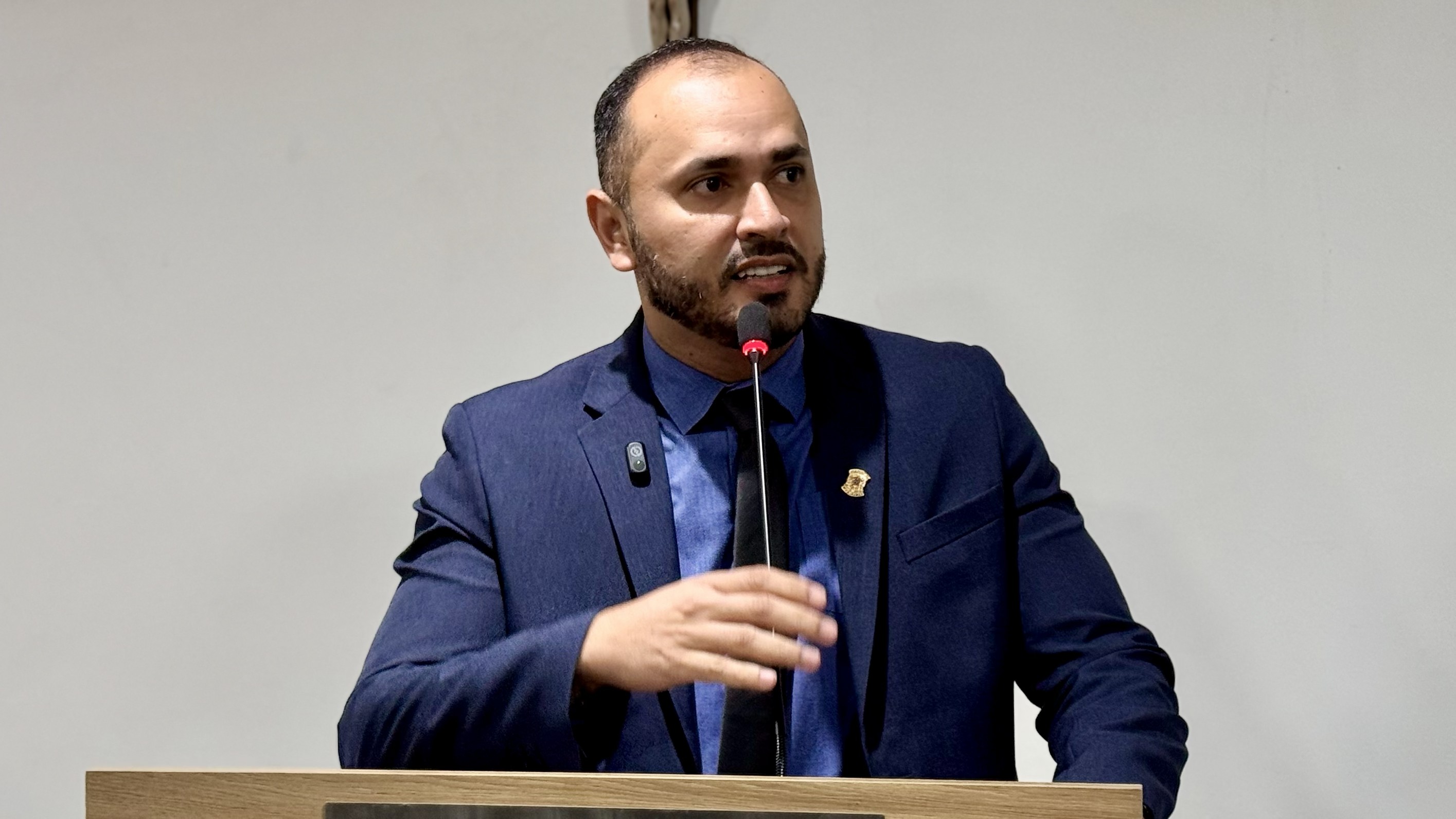 Vereador Léo de Nego cobra manutenção de prédios públicos e defende atuação parlamentar contra críticas nas redes sociais