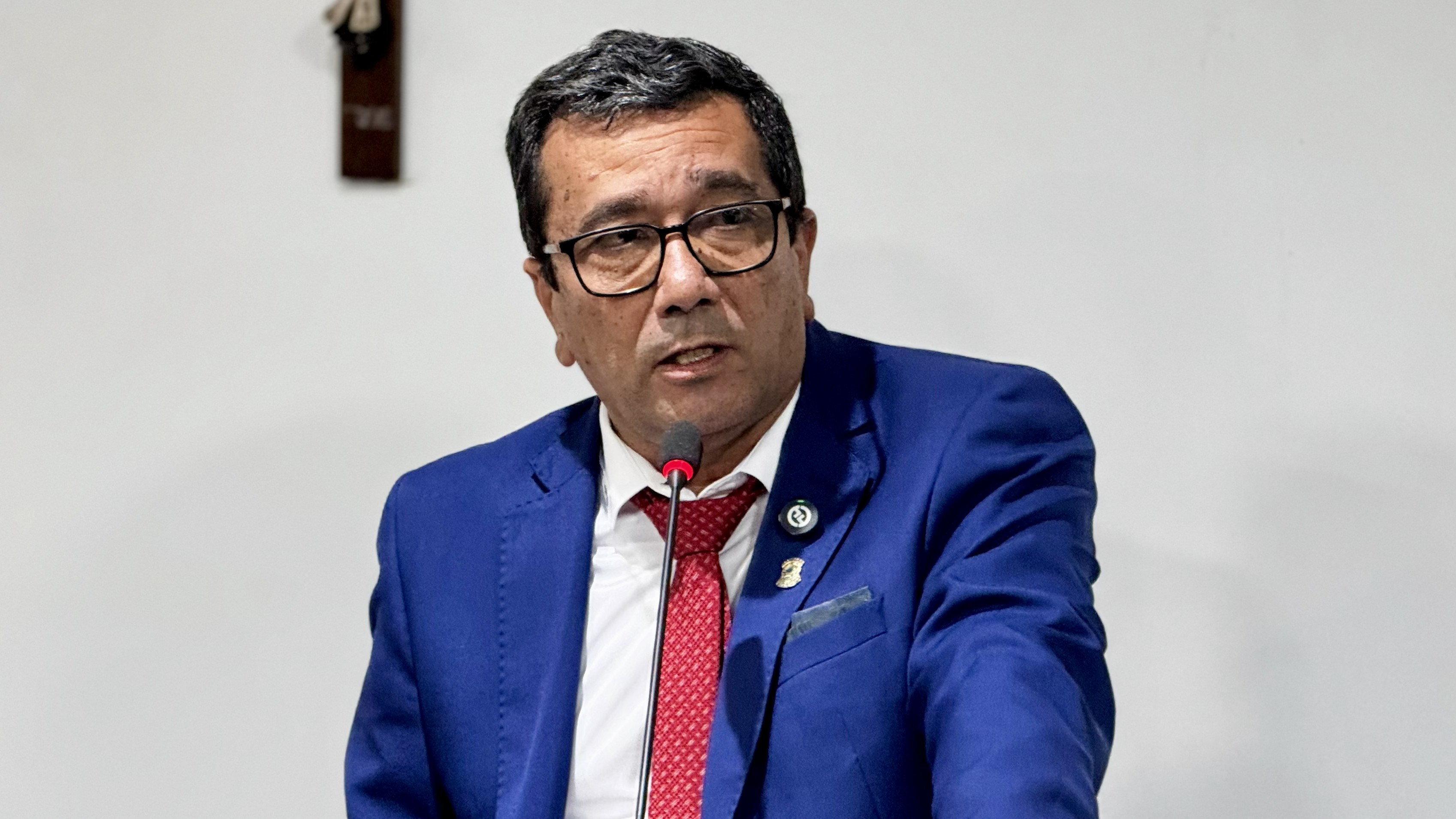Vereador Jorge Alves destaca avanços na tarifa social de água, reforça fiscalização dos serviços públicos e defende respeito no debate político