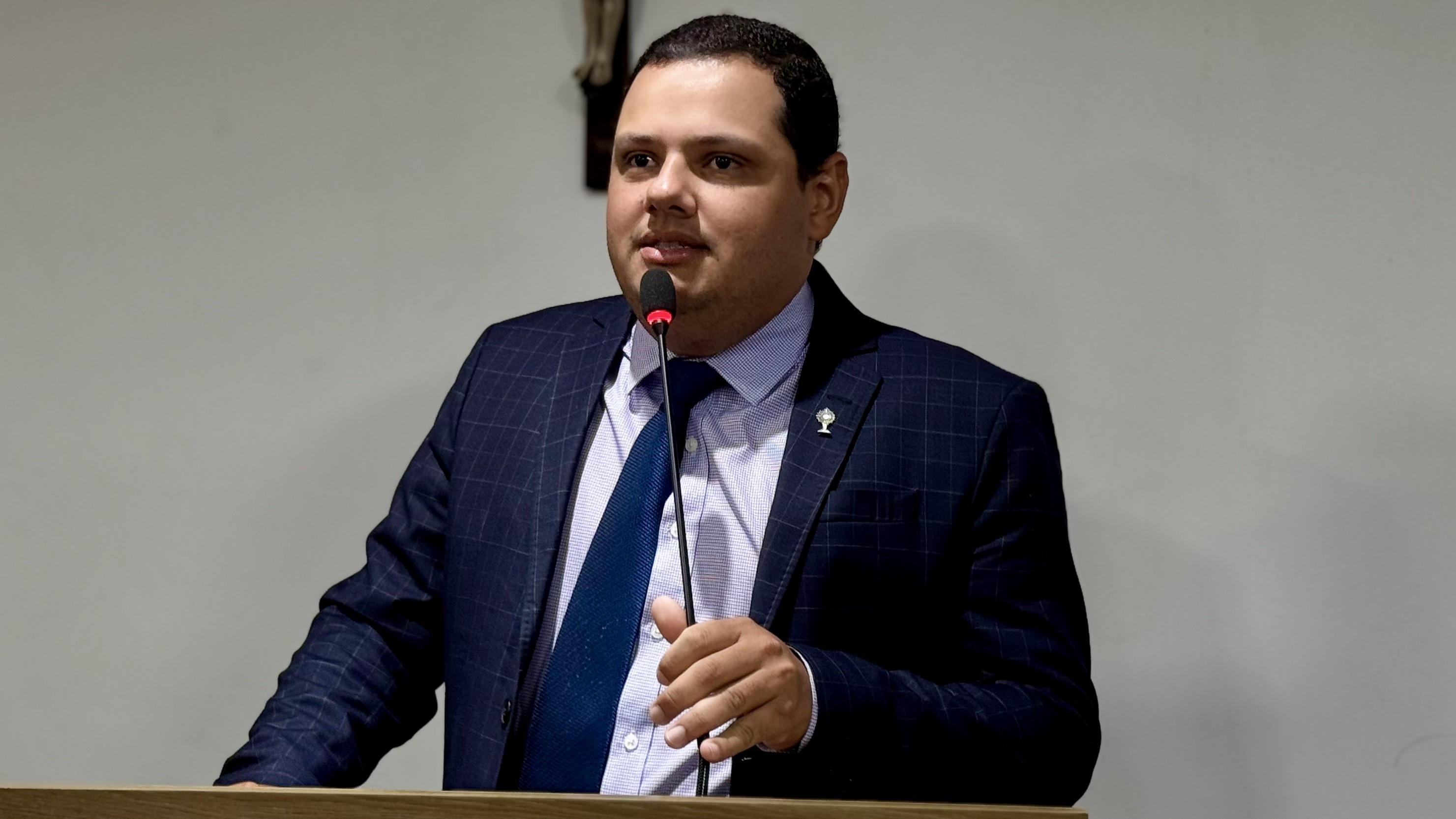 Vereador Marquinhos Rezende homenageia coordenadores e padres da Festa de Senhora Sant'Ana