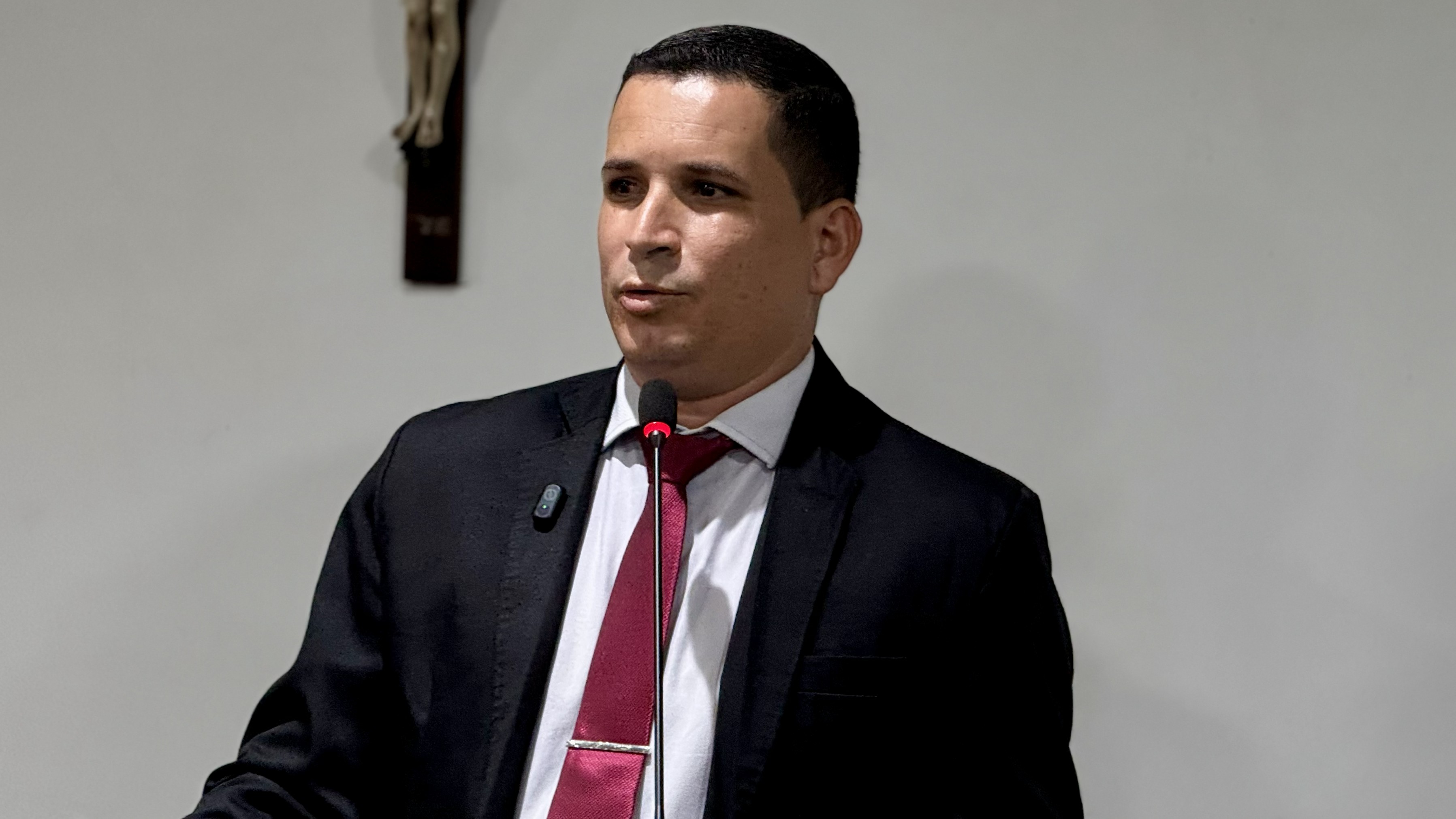 Vereador Paulinho de Cabeça Dantas critica contratação de empresa com obras em atraso e defende valorização dos marchantes