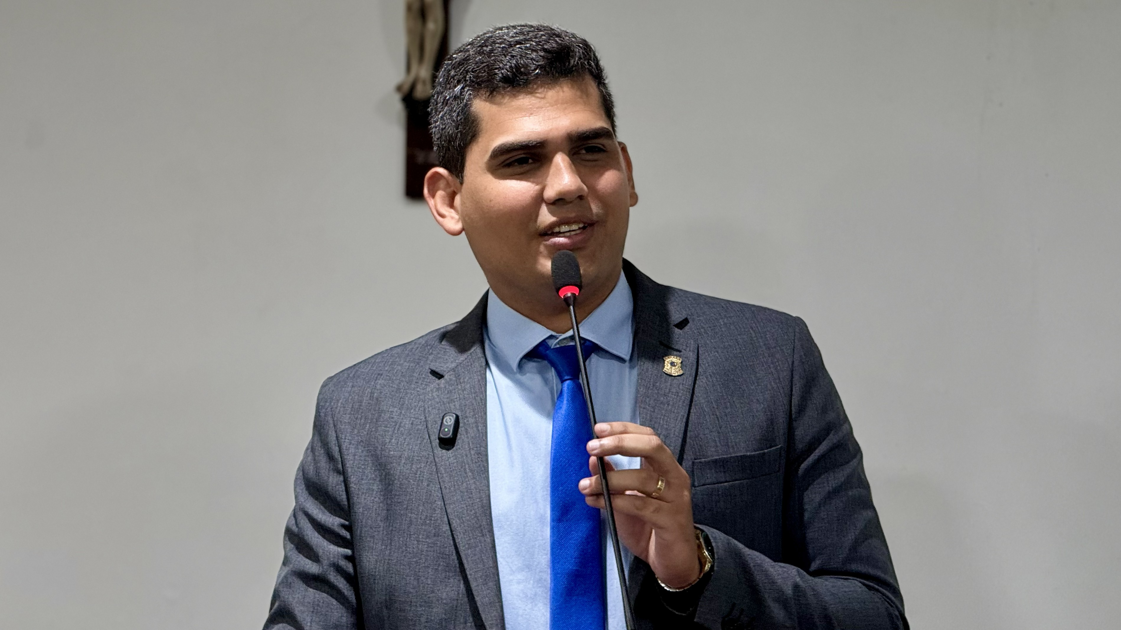 Vereador Vitor Maciel critica desabastecimento de água, cobra respostas sobre obras e defende marchantes