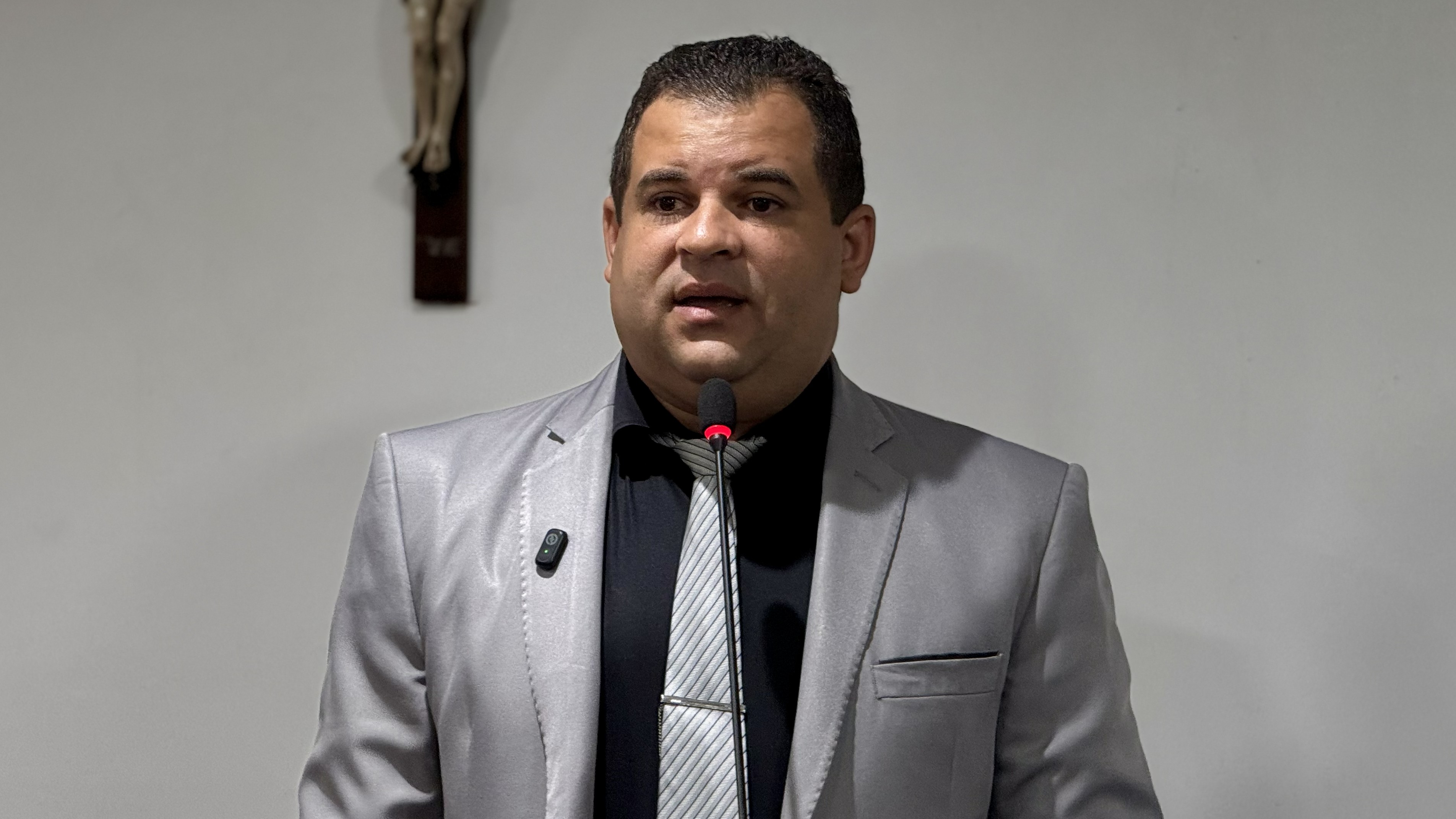 Vereador João Barbosa cobra solução para desabastecimento de água e pede envio de projeto de calçadão à Câmara