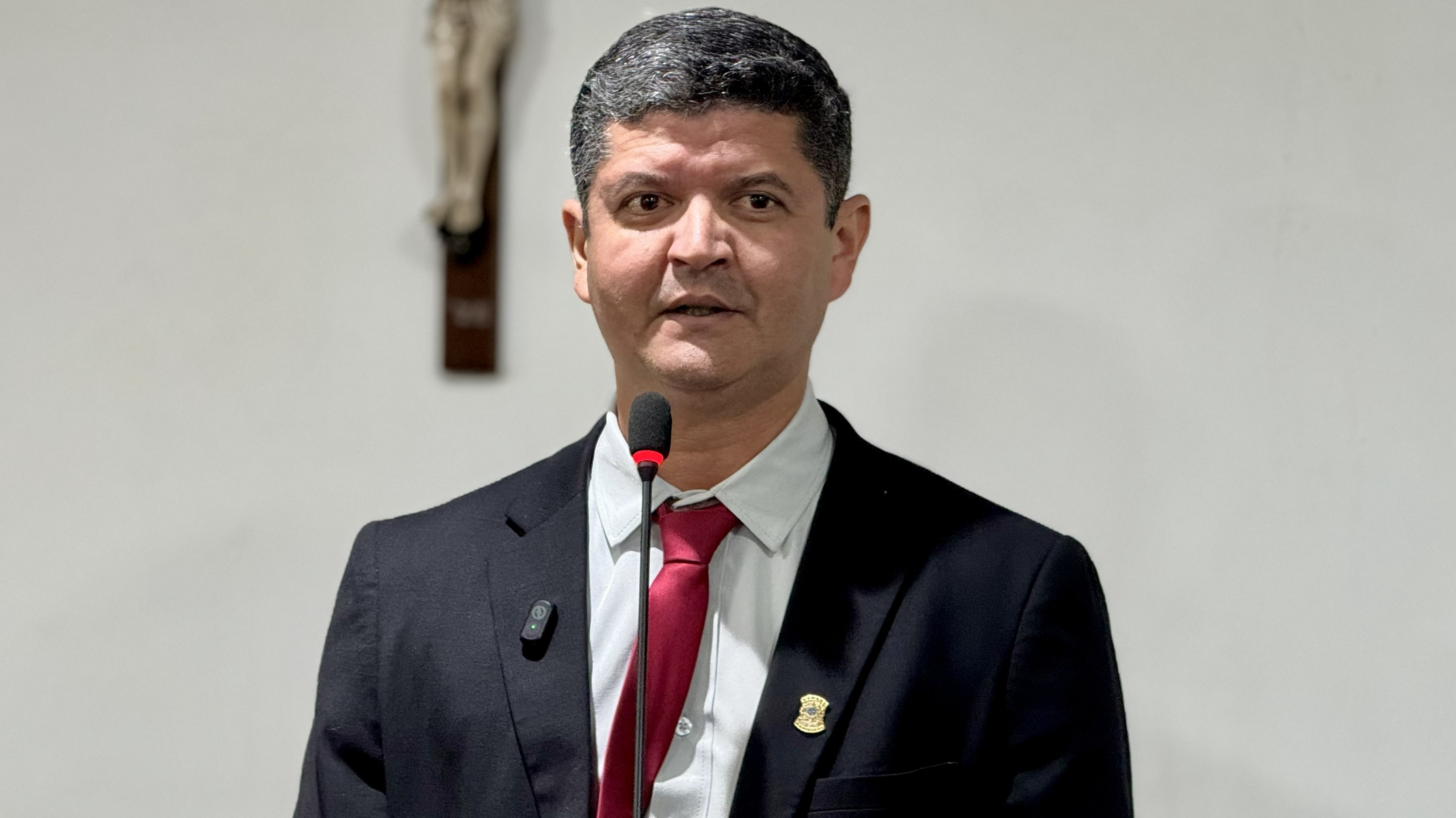 Vereador Jonas Vidal defende gestão municipal, rebate cobranças de emendas e destaca investimentos estaduais