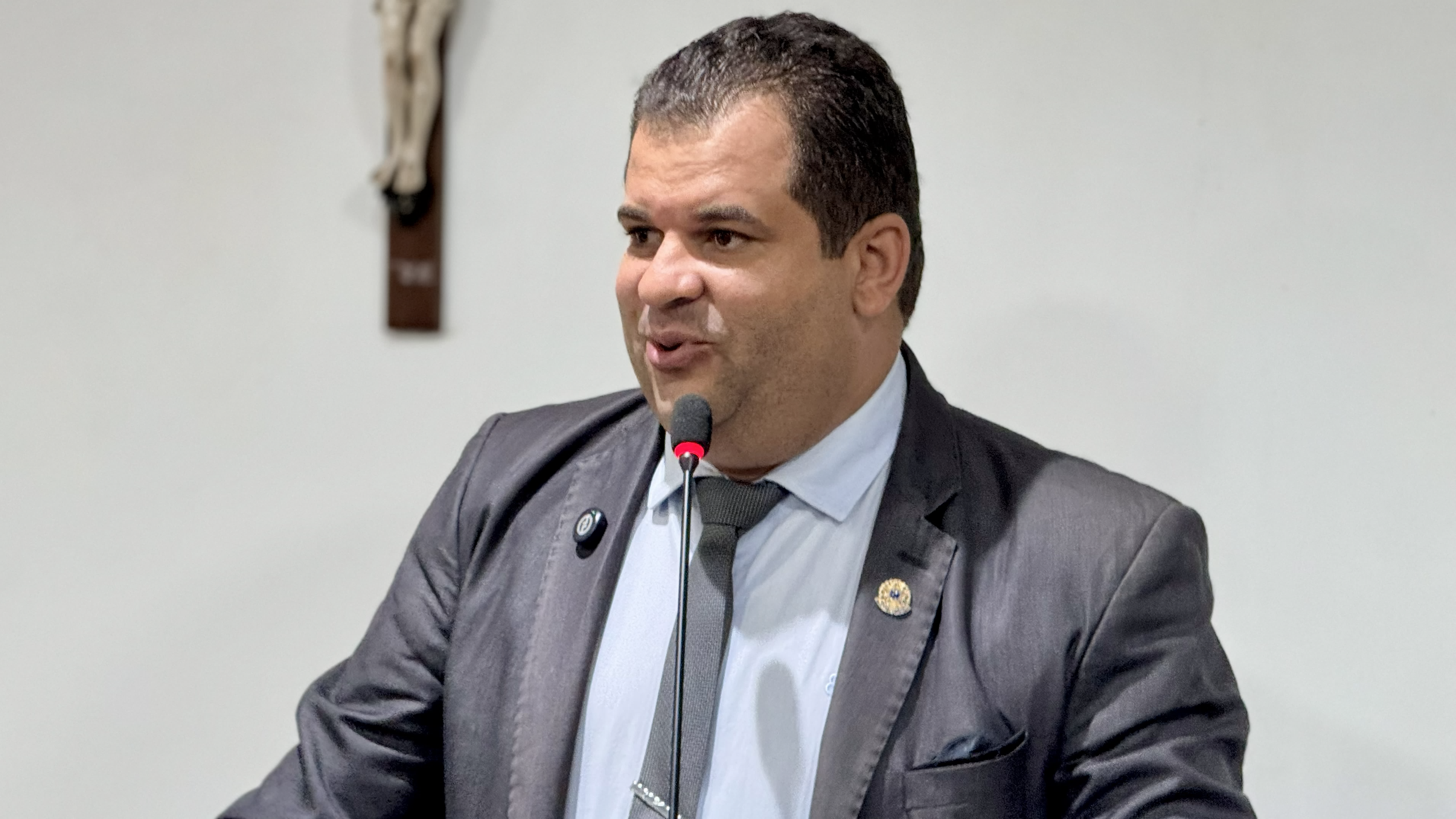Vereador João Barbosa cobra recuperação de prédios públicos e organização de trânsito durante desfile cívico