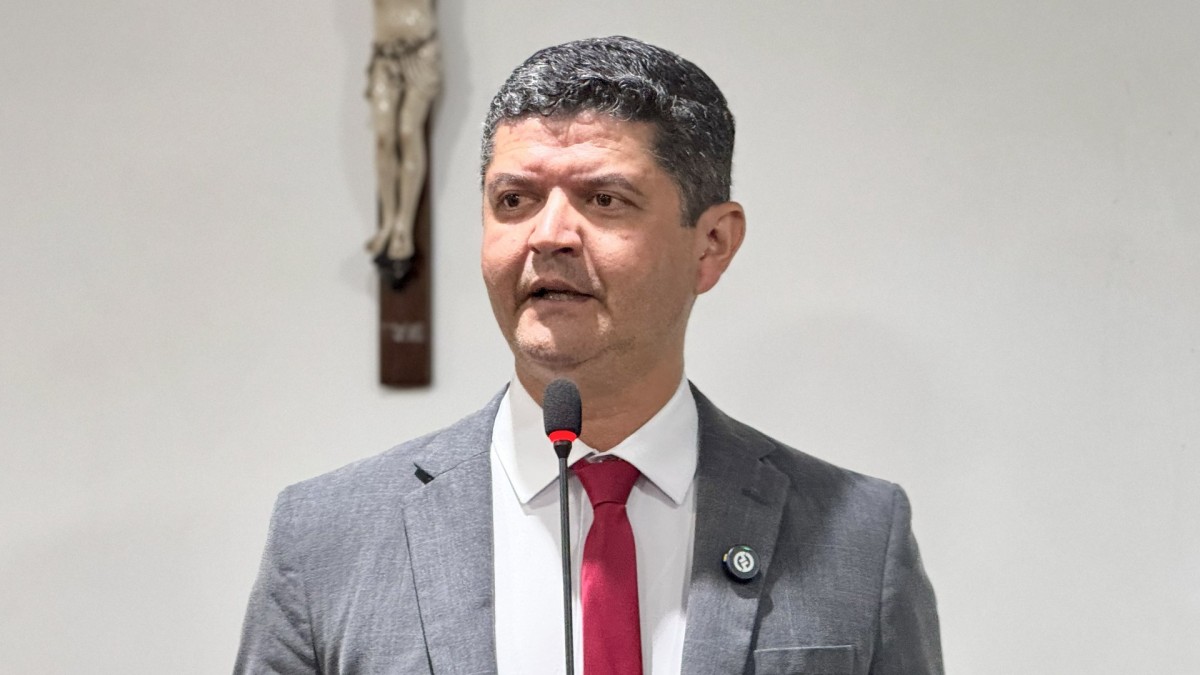Vereador Jonas Vidal responde questionamentos sobre saúde e destaca investimentos na educação