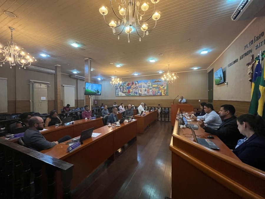 VEREADORA PEDE VISTAS OS JULGAMENTOS DE CONTAS DE EX-PREFEITOS