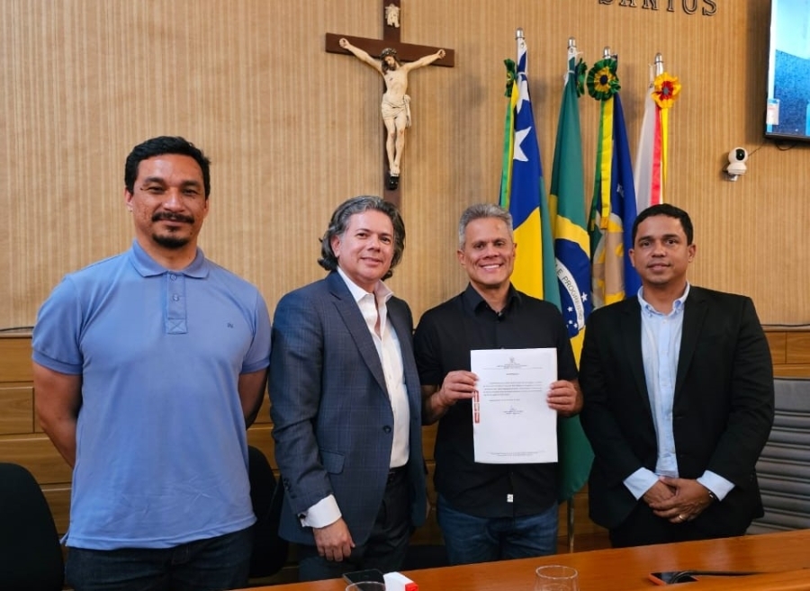 JUCA VAI À CÂMARA E ASSINA ORDEM DE SERVIÇO PARA A IMPLANTAÇÃO DO PROJETO LARANJEIRAS SOLAR