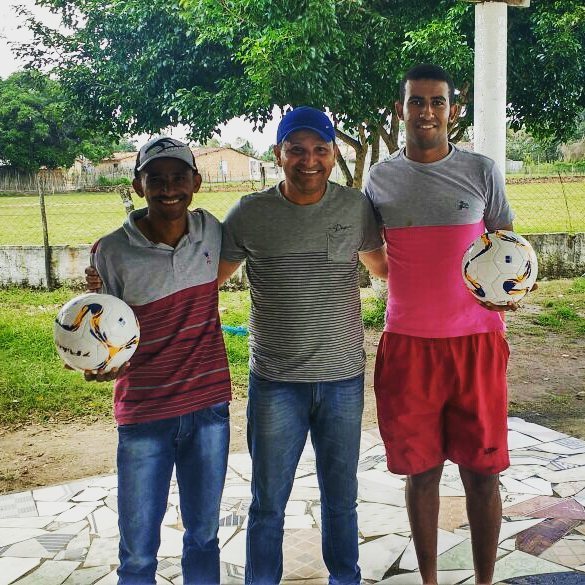 Departamento de esporte de Japoatã, distribui bolas no incio do campeonato, para as equipes participantes.