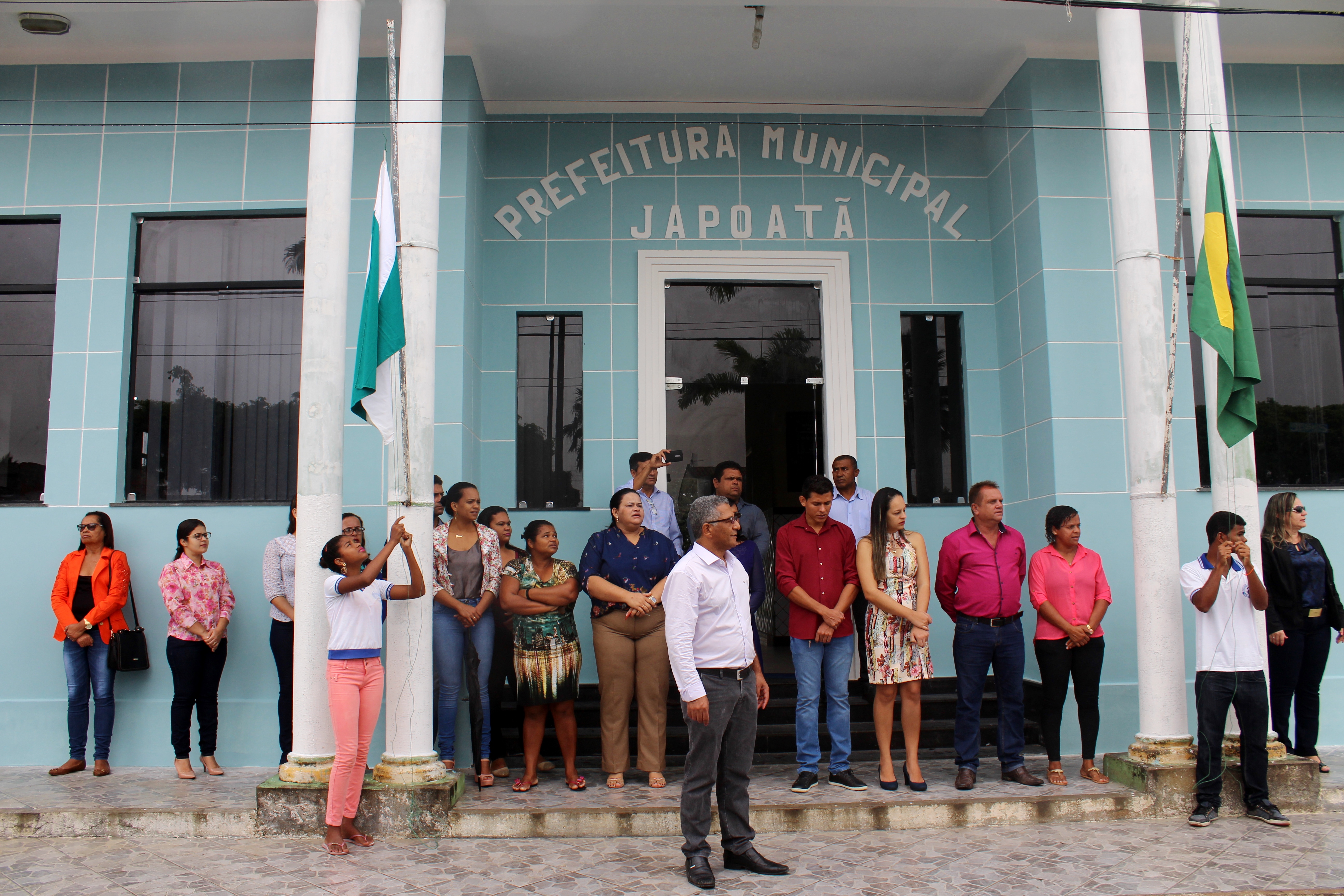 Semana da Pátria em Japoatã é aberta com hasteamento das Bandeiras.