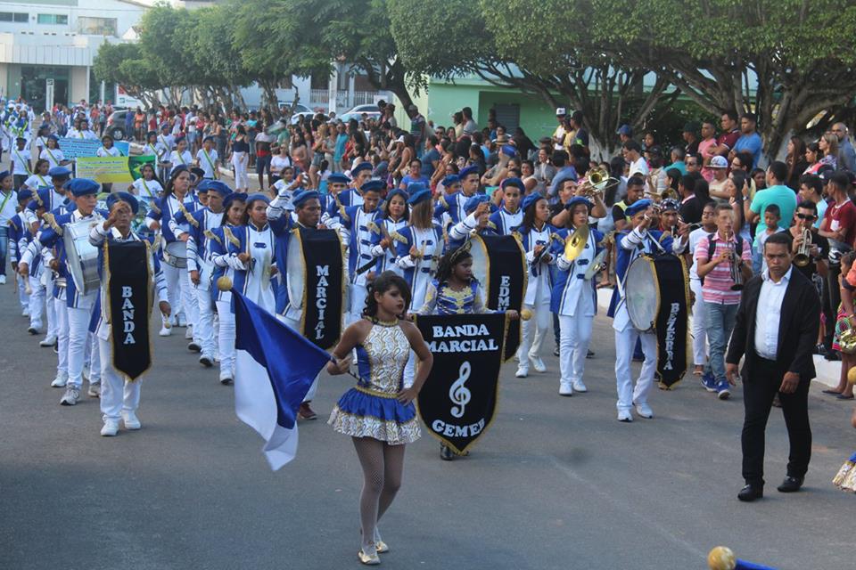 Secretaria de Educação, juntamente as escolas municipais, estadual e particular, realizam desfile cívico em Japoatã.