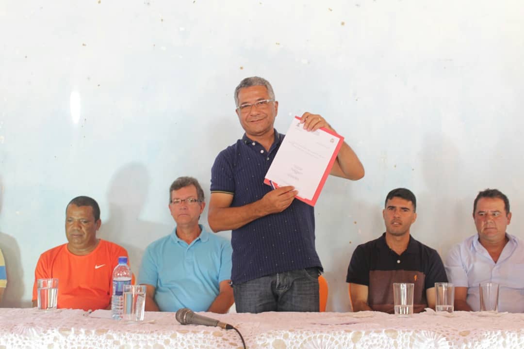 Prefeito Magno assina ordem de serviço para obras de pavimentação em Conjunto do Povoado Poxim.