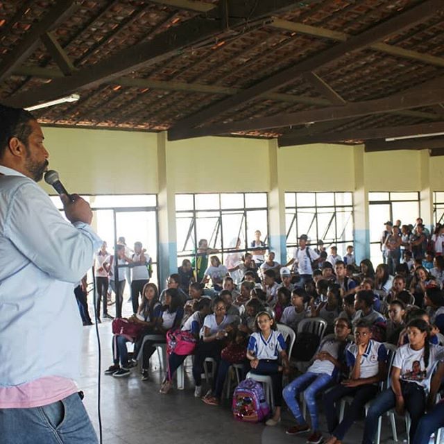 Palestra para os alunos das escolas municipais sobre vigilância da qualidade da água para o consumo humano e sustentabilidade.