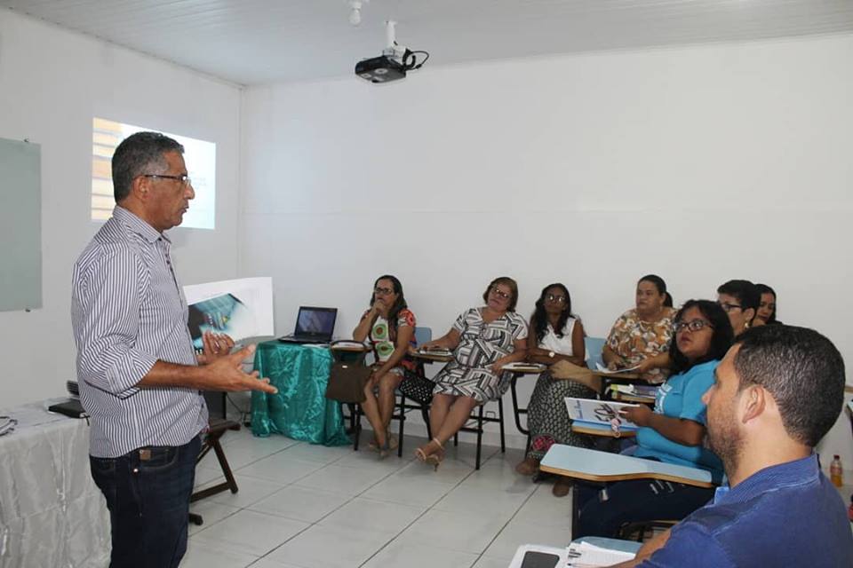 Secretaria de Educação promove reunião com Diretores e Coordenadores das Escolas Municipais e o Prefeito.