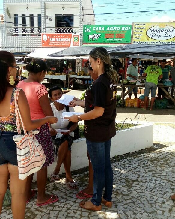 A secretária de saúde, através do CAPS Quitéria da Silva Souza realizou uma ação de panfletagem na feira livre de Japoatã em alusão ao dia da Luta Antimanicominal.