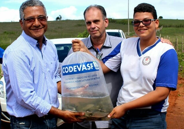 Prefeitura em parceria com CODEVASF, realiza peixamento de rios nativos do município.