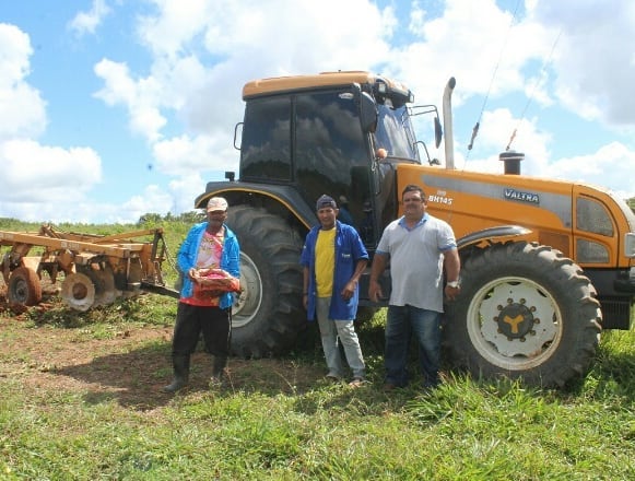 Secretaria de Agricultura, e em parceria com a Emdagro distribuiu sementes milho para pequenos produtores rurais do município.