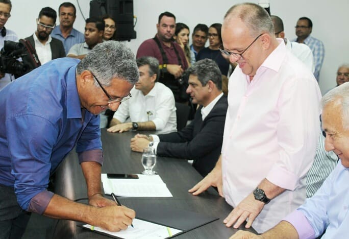 Prefeito Magno juntamente com o Governador do Estado assinam ordem de serviço para implantação de pavimentação asfáltica em Japoatã.