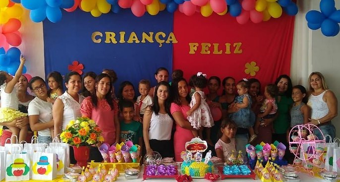 Programa Criança Feliz promove festinha de encerramento de oficina de brinquedos recicláveis.