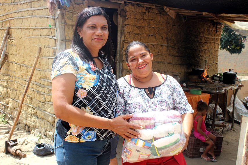 Prefeitura entrega 500 cestas básicas para famílias carentes no município.