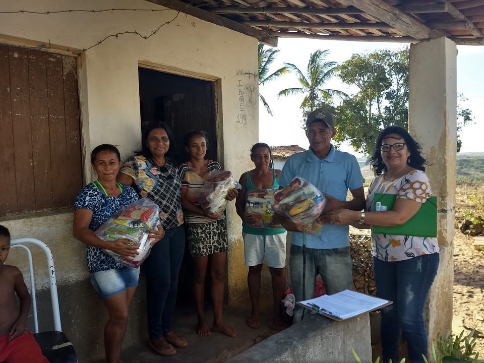 Cerca de 220 famílias, que estão no Cadastro Social, foram beneficiadas com cestas básicas.