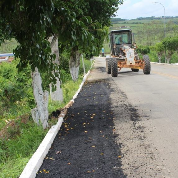 DER realiza recuperação asfáltica na avenida principal de entrada do município de Japoatã.