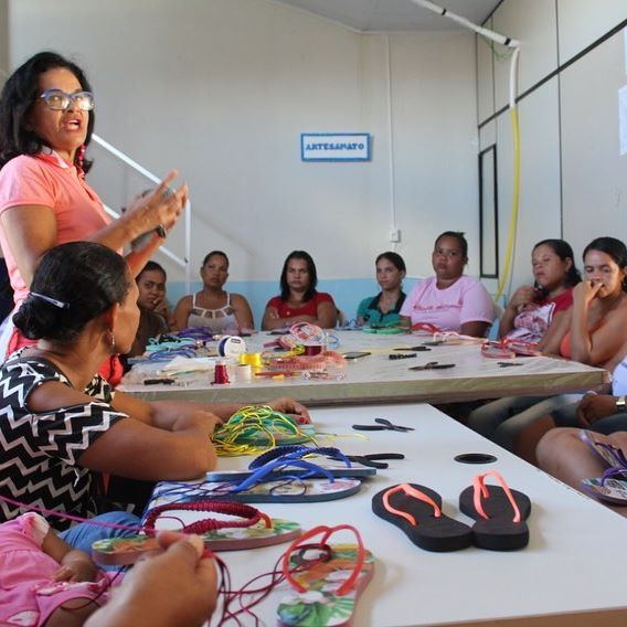 Prefeitura de Japoatã incentiva geração de renda através de curso de artesanato.