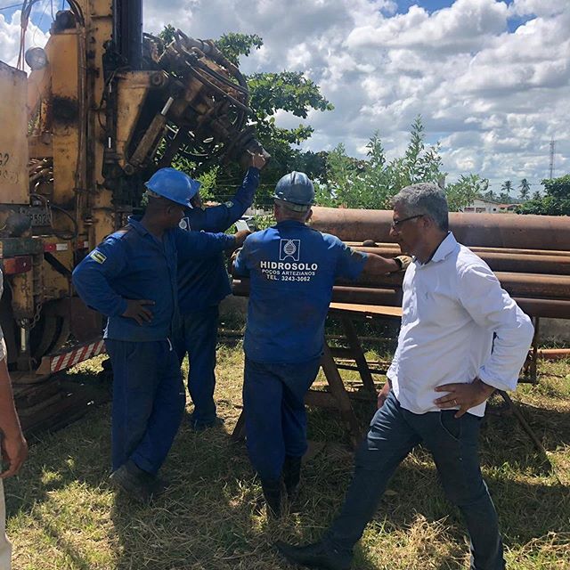 Prefeito Magno  no Povoado Ladeiras juntamente com a empresa Hidrosolo