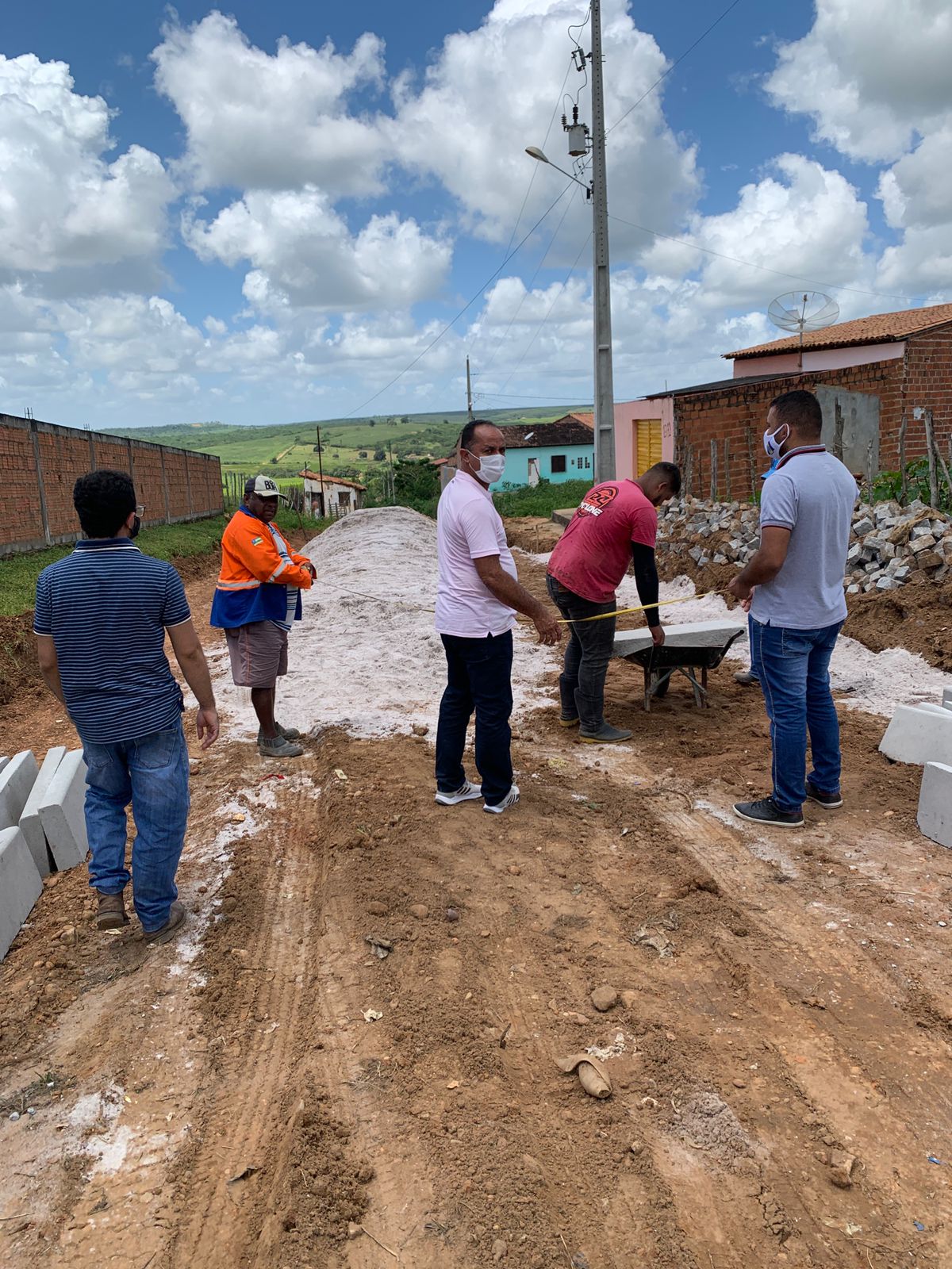 AS OBRAS DE PAVIMENTAÇÃO DA RUA CAMINHO DO RIACHO ESTÃO A TODO VAPOR