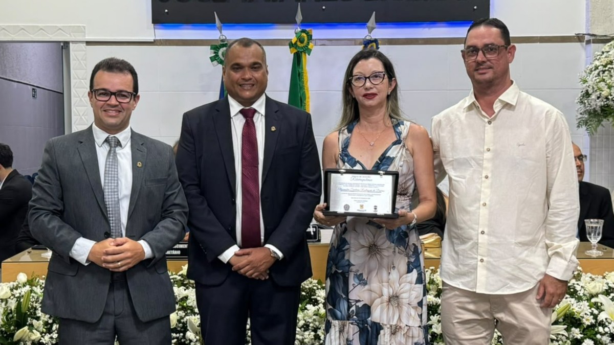 Vereador Tiago Santos Teixeira homenageia enfermeira Alessandra Santana com o título de Cidadã Ribeiropolense