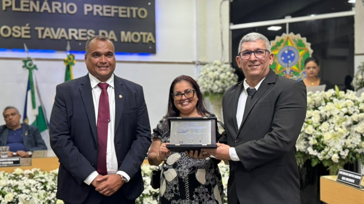 Presidente Fagner de Gi de Zeca homenageia delegado Cláudio Feitosa com título de Cidadão Ribeiropolense