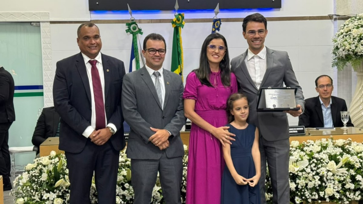 Vereador Tiago Santos Teixeira homenageia professor e pesquisador Danilo Oliveira Santos