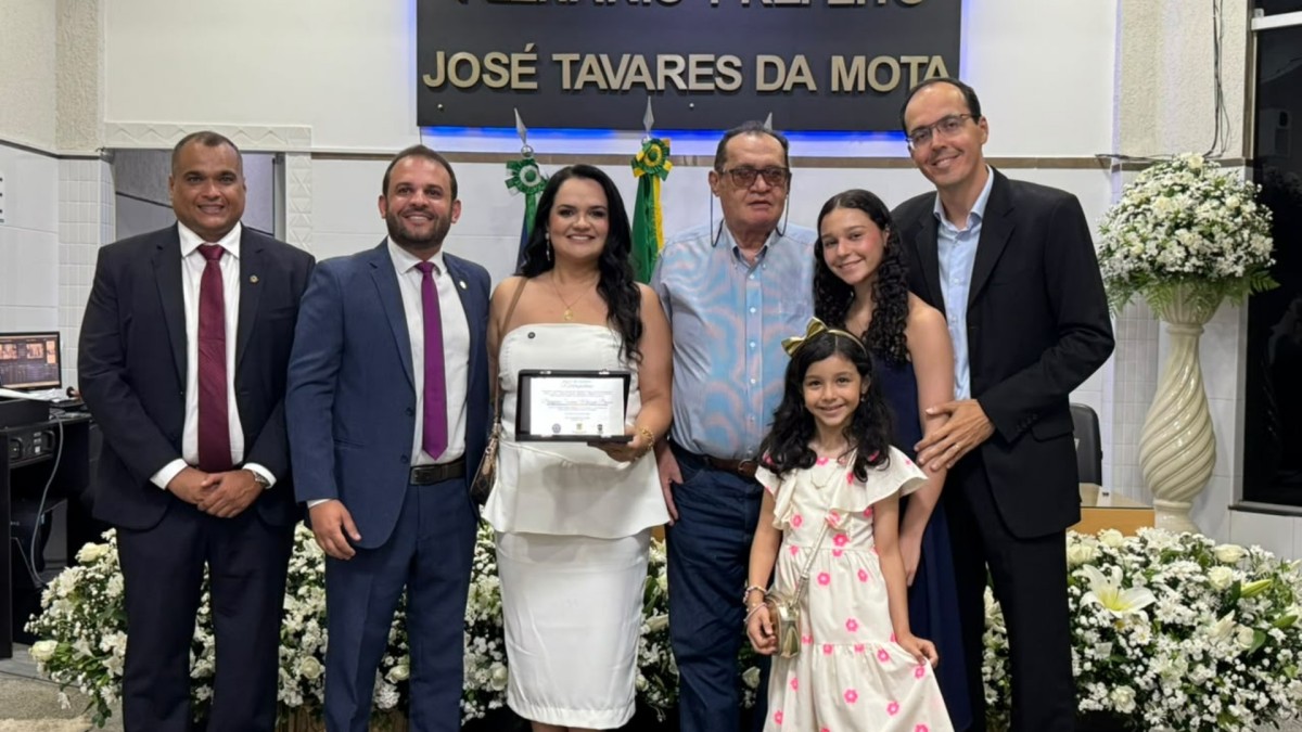 Vereador Ney Max Santana Oliveira homenageia Danyara Soares Menezes Passos com título de Cidadã Ribeiropolense